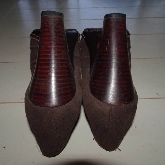 Sofft 8.5M Chocolate Brown Suede Short Ankle Boot - Picture 2 of 6